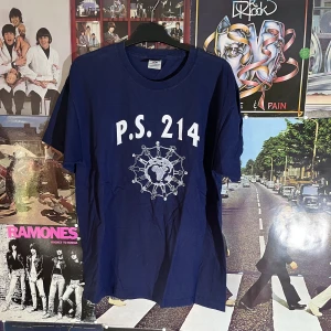 Vintage T-shirt  - Jätte snygg tröja med ett bra tryck! Jätte bra Cond! Dm vid frågor och mått:)