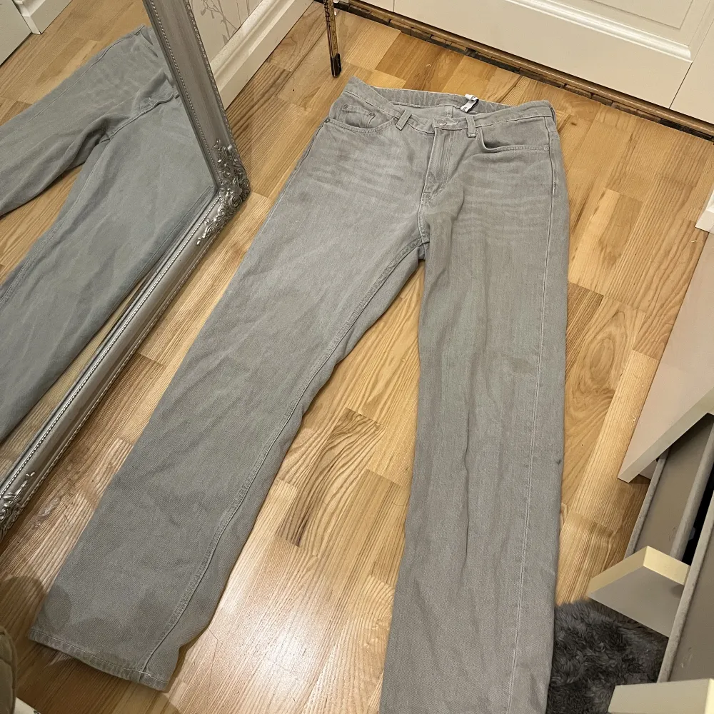 Snygga högmidjade grå jeans från Weekday🤟🏼   . Jeans & Byxor.
