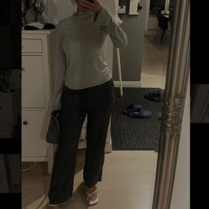 ❗️linnebyxor  - Ett par härliga linnebyxor med en elegant design på, från Zaras tidigare kollektion. Extremt fina och eleganta. Köp köp köp! Love them! 😍