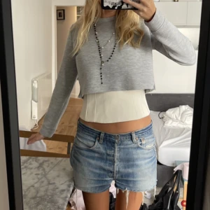 Tröja - Suuupersnygg tröja jag köpte som ska vara croppad! Så snygg att ha över en annan tröja! Den har as coola detaljer, köpt i paris på ngn random butik 