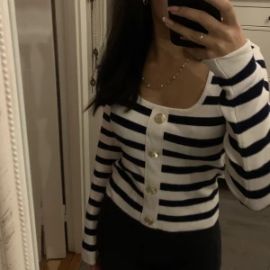 Randig långärmad tröja - Storlek M från NEW YORKER knappt använd. Randig med guldknappar 