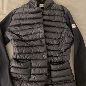 Moncler cardigan  - Intressekontroll på min Moncler cardigan hör av er om ni Är intresserade eller undrar något ❤️andvänd få gånger skick är som ny! Den är i M men sitter som S. Är öppen för byten av Moncler jacka 