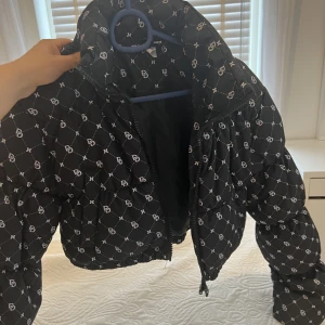 Jacka - Säljer denna jackan från hm i storlek Xs. Använt väldigt få gånger så den är fortfarande i bra skick 😊