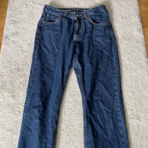 Blåa Jeans - Jag säljer mina super snygga low waist straight jeans från bikbok. Är använda ett antal gånger men har inga defekter.💕