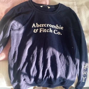 Tröja - Säljer en ambercrombie&fitch tröja, använd ganska många gånger men ändå väldigt bra skick säljer för 150kr storlek M