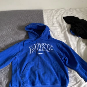 Blå Nike hoodie!  - Jag säljer en jätte fin Nike hoodie! Tror att den är herr storlek men är inte helt säker! Den är iaf i storlek S men skulle säga att den är ganska liten för att vara S! 