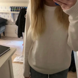 Vila tröja  - Helt ny vit stickad vila tröja som är så fin men har inte kommit till användning alls, finns inga defekter och är super fin💕