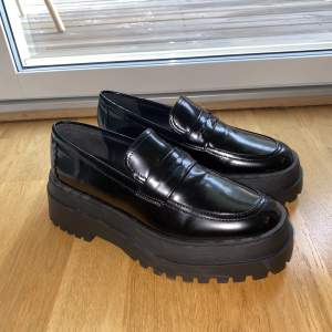 Helt oanvända, nya loafers då dem var för små i storleken för mig! 