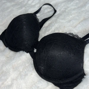 Svart BH - Svart spets-BH i bra skick och med push Up. Storlek 75C. 🌷