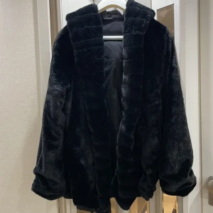 Pälsjacka - Pälsjacka som går att vända ut och in så den antigen kan vara hel-päls eller bara päls på sidorna. Använd fåtal gånger, fint skick. Dragsko längst ner. Passar storlek 38-42