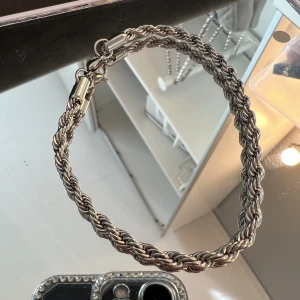 Silver armband - Silver armband med snurrad kedja, liknar det från Edblad, använt en gång💕