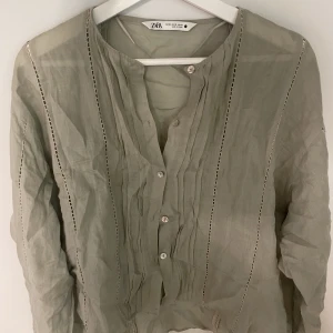 Blus - Superfin blus ifrån Zara som tyvärr inte kommer till användning längre. Perfekt till hösten 🫶🏻passar xs-m
