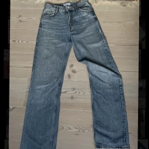 Mellanblå jeans - Way too små jeans men som har varit de skönaste jag ägt. Ännu snyggare när man kan hasa ner dem lite på höften. Bra skick!