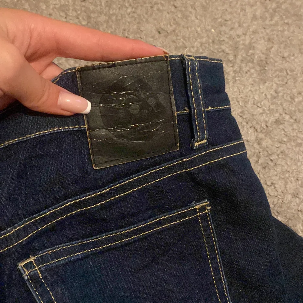 Säljer dessa nya jeans då de inte kommer till användning 🥰. Jeans & Byxor.