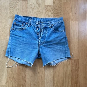 Levis shorts - Levis shorts som sitter jättesnyggt. Men de har tyvärr blivit för små för mig:( 
