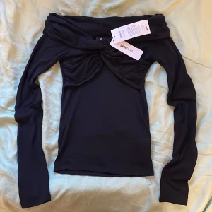 off the shoulder black top  - black, off the shoulder top from gina tricot!! very flattering pattern, unfortunately never used as I ordered a size too small. it’s completely new, and even has the tag still on it. i bought it for 299 sek
