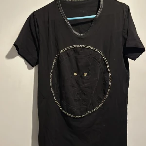 Philipp Plein Tshirt - Snygg PP tshirt som jag fick i present. Nyskick runt 2000-4000. Säljer då ja växt ur den. Buda gärna!🫡
