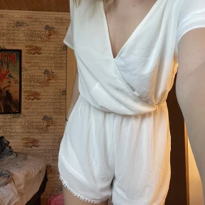 jumpsuit - fin vit jumpsuit från H&M, för liten för mig, helt oanvänd och de finns prislapp kvar. nypris 249kr och säljes nu för 100kr 💕 köparen står för frakten. perfekt för student!