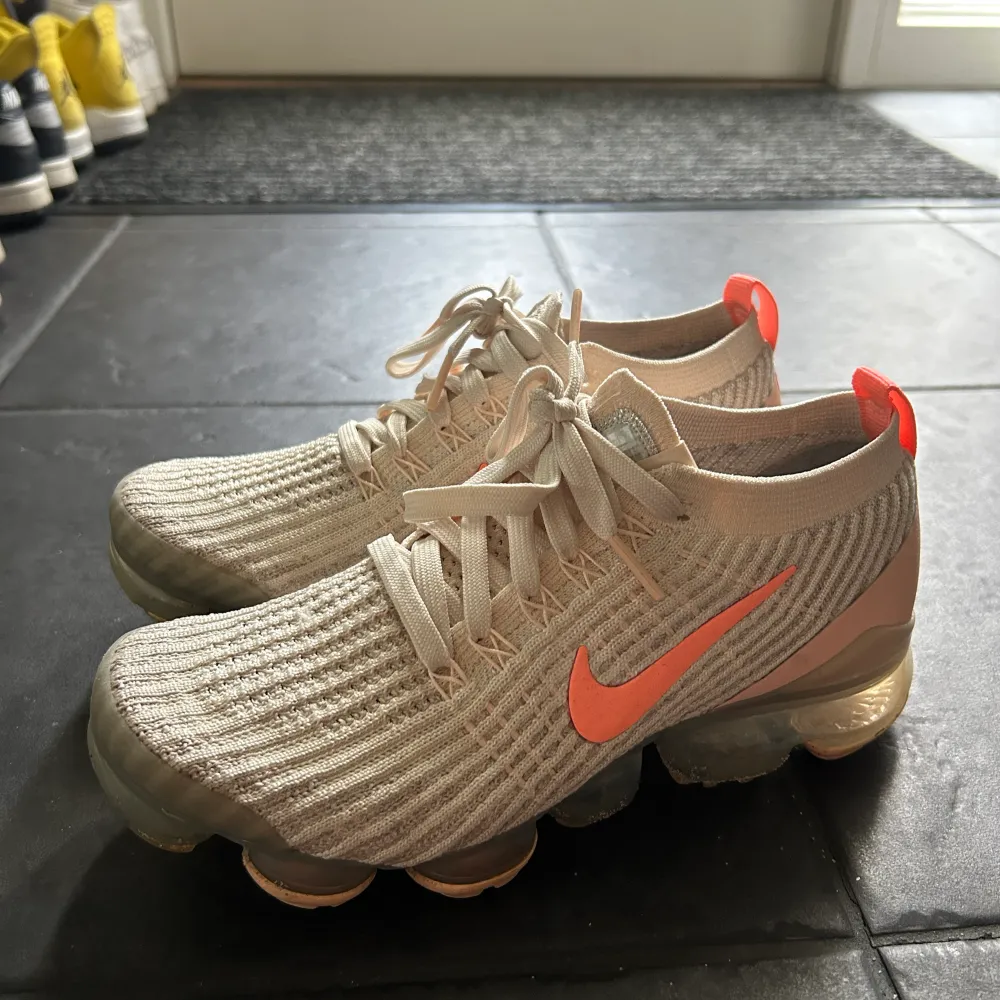 Nike air vapor Max skor som är använda endast ett fåtal gåmger. Skick 9/10 men nästan inga tecken på användning. Endast insidan av skorna som är lite smutsiga. Nypris 2.400kr och är slutsålda överallt. . Skor.