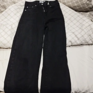 Svarta jeans  - Svarta lager 157 Jeans storlek XS men sitter som S köpta från Sellpy och är tvugna att sälja då jeansen var för stora för mig och jag hoppas att någon annan har mer nytta utav dom istället, har ni några frågor så är det bara att skriva till mig🎀🤗