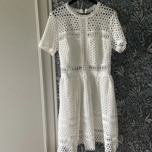 Klänning  - Klänning från By Malina i storlek M! Har enbart använt den en gång 🌼