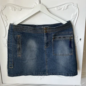 Jeans kjol - Super fint Kort jeans kjol! Lite stor på mig som brukar ha s så skulle  säga att en är i storlek m 🌟