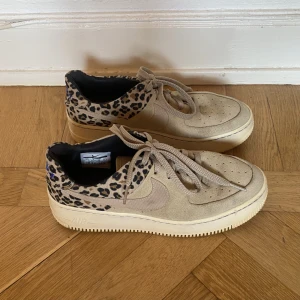 Nikeskor - Supersnygga nikeskor mer leoparddetaljer, endast använda ett fåtal gånger!  Storlek 40, men skulle även passa en 39a💖
