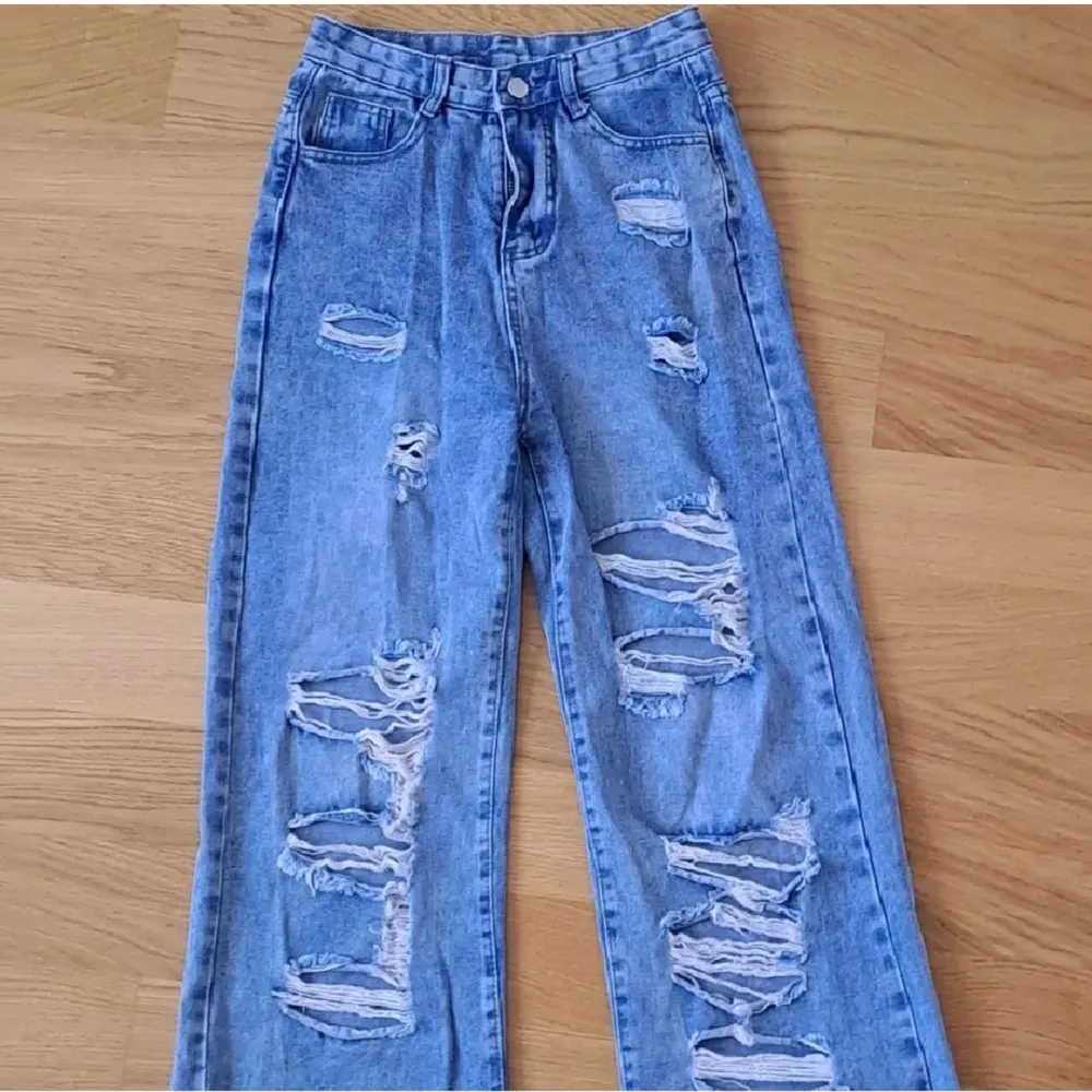 Väldigt sköna och fina ripped jeans. Köpta på Emmiol, mycket använda men inga defekter. Storlek S och väldigt höga i midjan. Använd gärna köp nu, kontakta vid frågor eller fler bilder!!<3. Jeans & Byxor.