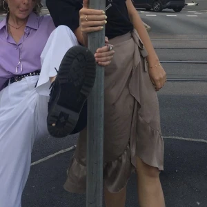 Beige brun satinkjol - Bra skick men kommer tyvärr inte till användning längre🤍Rensar mycket av mitt smink, smycken och kläder nu och kan ge paketpris vid köp av flera✨🤍