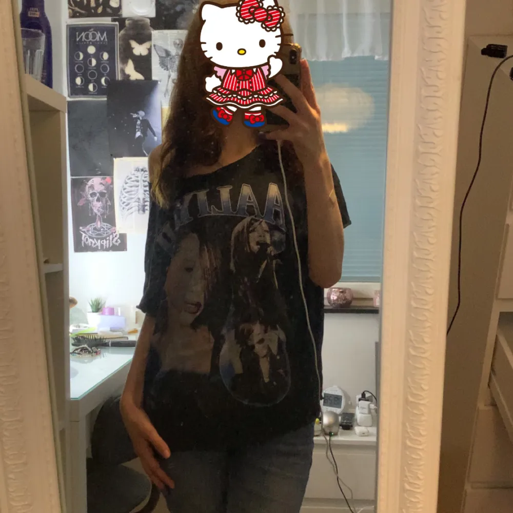 T-shirt sv sångaren Aaliyah, har klippt den satt den sitter så på bilden och den är mer stretchig. Har inte Använt den så mycket.. T-paidat.
