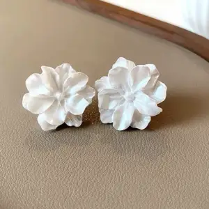 Blomma örhängen vita