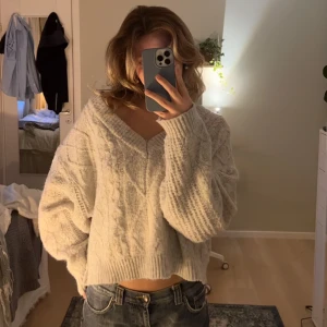 Oversize stickad tröja - Jättemysig tröja som är V-ringad och som kan sitta lite off-shoulder om man vill🌟Tröjan har ett väldigt fint mönster i stickningen☕️ Perfekt tröja att bara slänga på om man fryser! Kontakta för mer info!