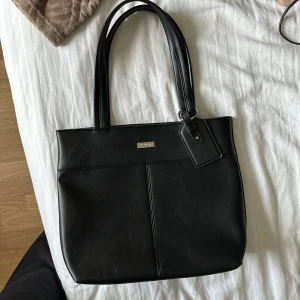 Väska - En perfekt väska från Don donna, köpt på second hand men fick ingen användning. 