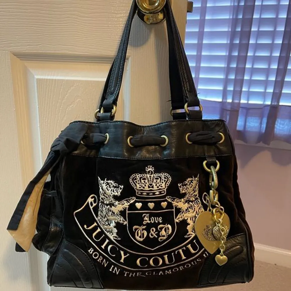 Jag söker någon form av juicy couture väska gärna en ganska stor. Hör av er om ni vet någon som säljer eller om ni kan tänka er att sälja själva!. Väskor.