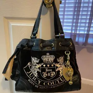 Jag söker någon form av juicy couture väska gärna en ganska stor. Hör av er om ni vet någon som säljer eller om ni kan tänka er att sälja själva!