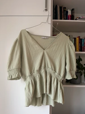 Söt topp - Söt topp!!! Ljusgrön färg, bra skick!