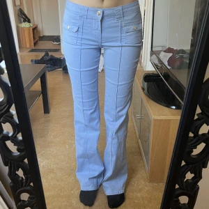 Low Waist Jeans - Blåa lågmidjade jeans från H&M. Aldrig använda! Stretchig material. (Nypris: 299kr)  250kr+frakt pris. Alternativt att vi möts upp inom Stockholm.  