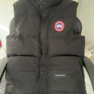 Canasta goose väst - Nu väljer jag att sälja min väst efter ett tag för att jag inte gillar den längre och jag har växt ur den. Fick den som present. Fråga gärna om du har funderingar 