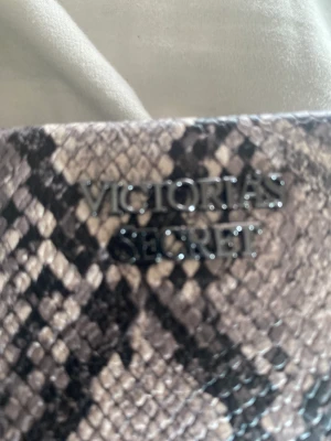 Victoria secret väska - Säljer denna väskan minns it hur mycket den kostade men säljer den för 1000kr då den är svår att få tag på pris kan diskuteras och bandet till väskan finns någonstans i hemmet aldrig använd då den inte är min stil