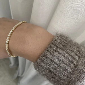 Snö armband  - Jättefint armband från snö i nyskick, planterat guld. 🤗💕SÄLJER ARMBANDET FÖR MER ÄN HALVA PRISET!!!, även fast att det är i nyskick! Nypris: 250kr🤗