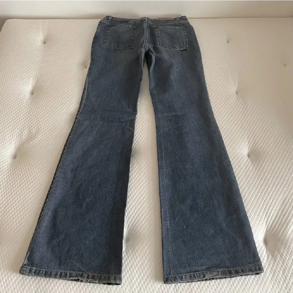 Lågmidjade utsvängda jeans från comycom. Storlek w30l34. Yttre mått 112 cm, innerbensmått 90 cm, midjemått rakt över 38 cm. Mycket fint skick, lite slitna längst ner. . Jeans & Byxor.