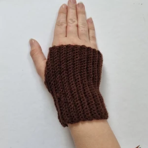 Virkade handledsvärmare - Bruna virkade handvärmare som jag virkat. De passar väldigt bra nu när der börjar bli kallare utomhus.