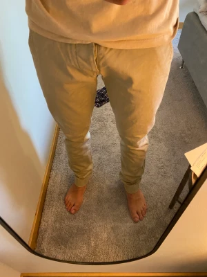 Chinos NN.07 - Simon - God kvalite, knappt använda Sitter så här på mig som är 190 cm lång 88kg