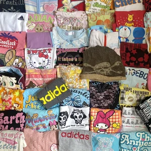 Toppar  - 350 - 550 kr styck. Alla är unika vintage plagg, många av dem är från japanska märken. Skriv om du är intresserad! 🥰👀