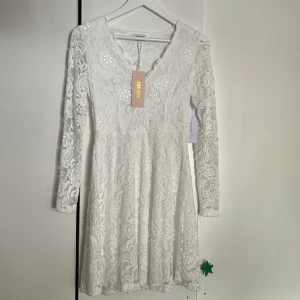 Klänning - Säljer en av mina studentklänningar som aldrig kom till användning! Helt oanvänd med prislapp kvar! Pris kan diskuteras