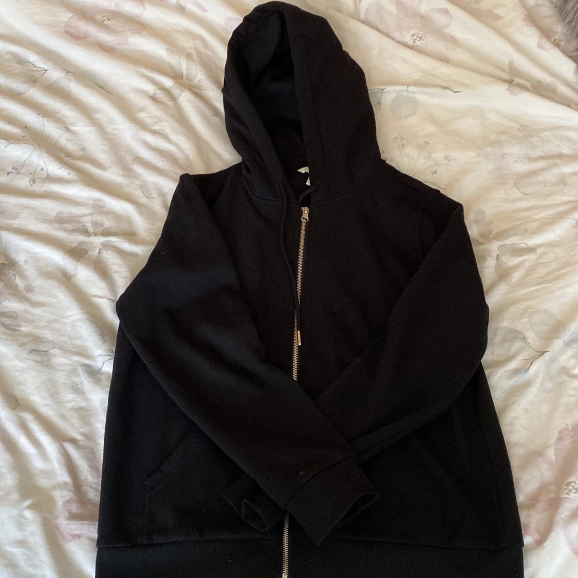 En svart tjocktröja med dragkedja