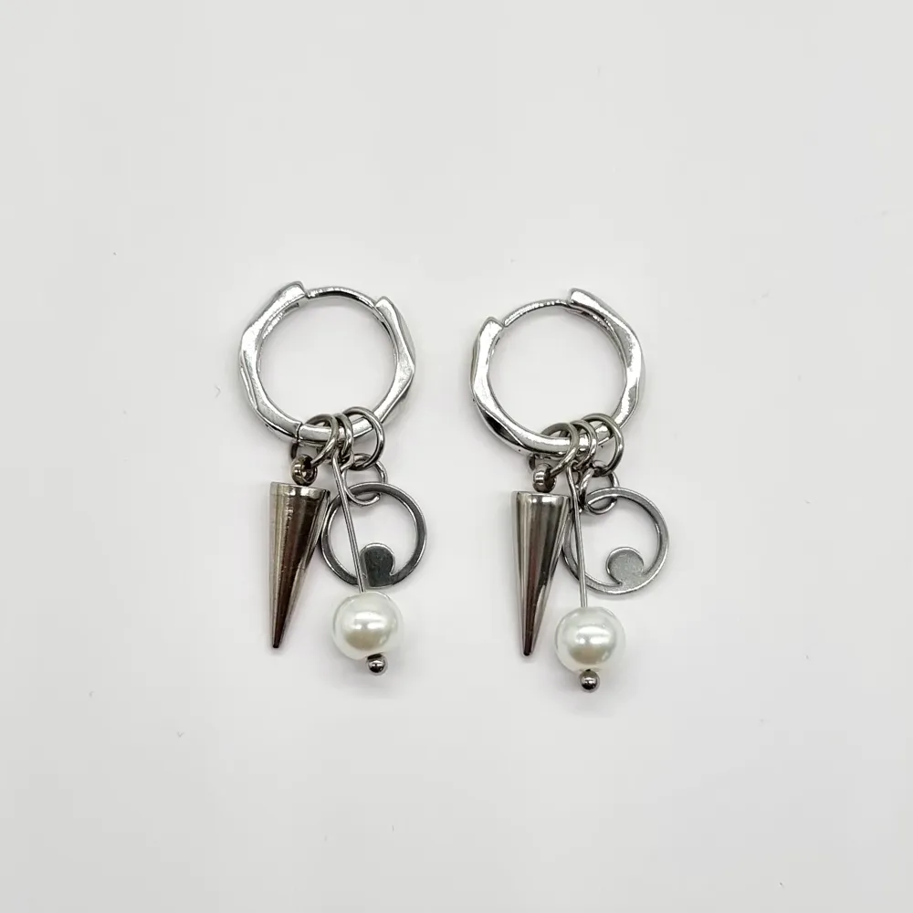 Handgjorda örhängen 🖤Gjord i bra kvalitet 💎●Material- rostfritt och  pärlor●Örhängeskrokar -rostfritt stål. Nickel fri. Längd -3, 5cm [Frakt 15kr]. Accessoarer.