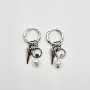 Handgjorda örhängen  - Handgjorda örhängen 🖤Gjord i bra kvalitet 💎●Material- rostfritt och  pärlor●Örhängeskrokar -rostfritt stål. Nickel fri. Längd -3, 5cm [Frakt 15kr]