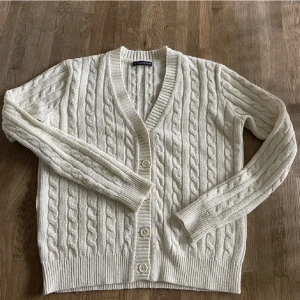 Brandy Melville cardigan - Supersöt cardigan perfekt ny til hösten, dock lite nopprig.
