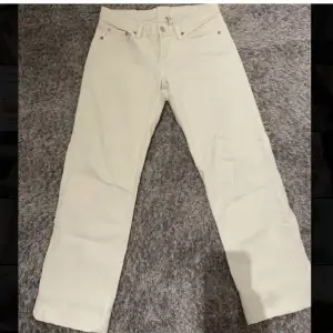 supersnygga vita weekday jeans i modellen ”arrow straight” i nyskick, endast använda ett fåtal gånger då dem var för små för mig. storlek 26/32, skriv vid frågor! 🩷